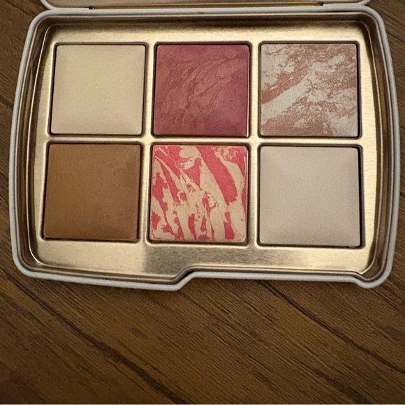 Hourglass Cosmetics Owl - Picture 10 of 11